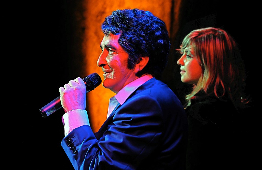 Olivier Sorel Et Claire Sur Scène En Hommage À Gilbert Bécaud