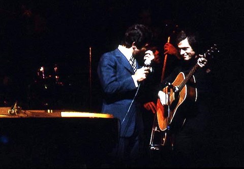 Gilbert Bécaud Sur Scène À L'Olympia Photographié Par Yves De Closets